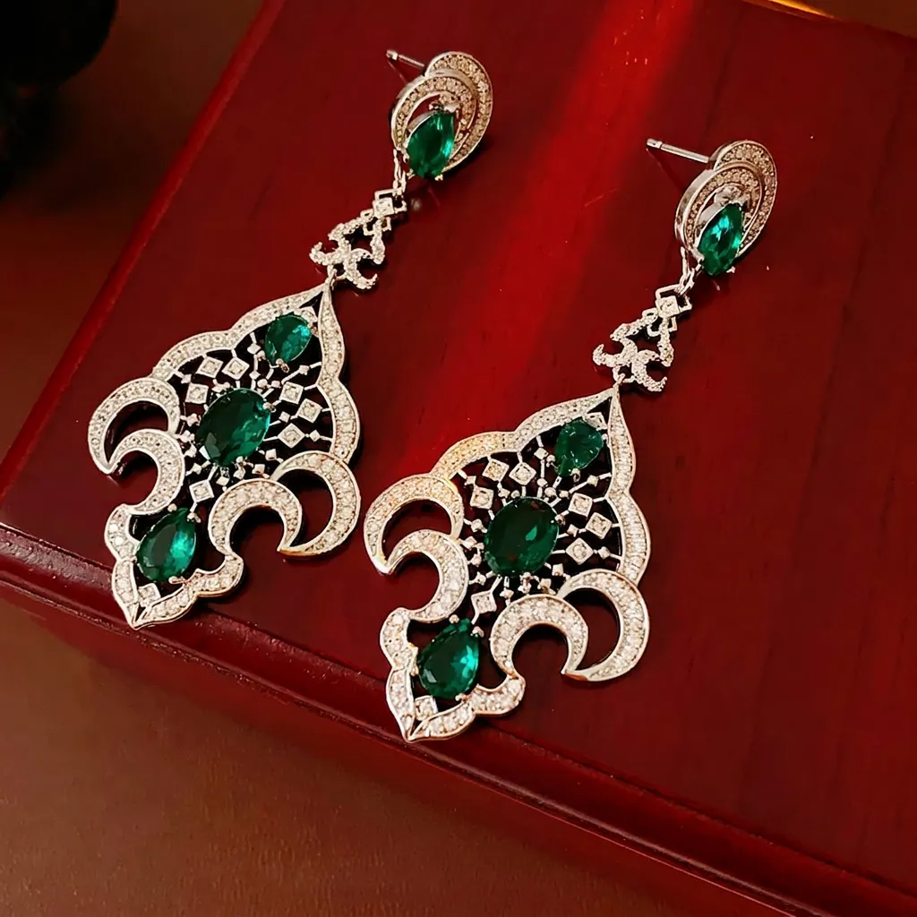 Vintage Hofstil Smaragdgrüne Strass Hängeohrringe Exquisiter Kupferschmuck Mit Silber Ohrstecker