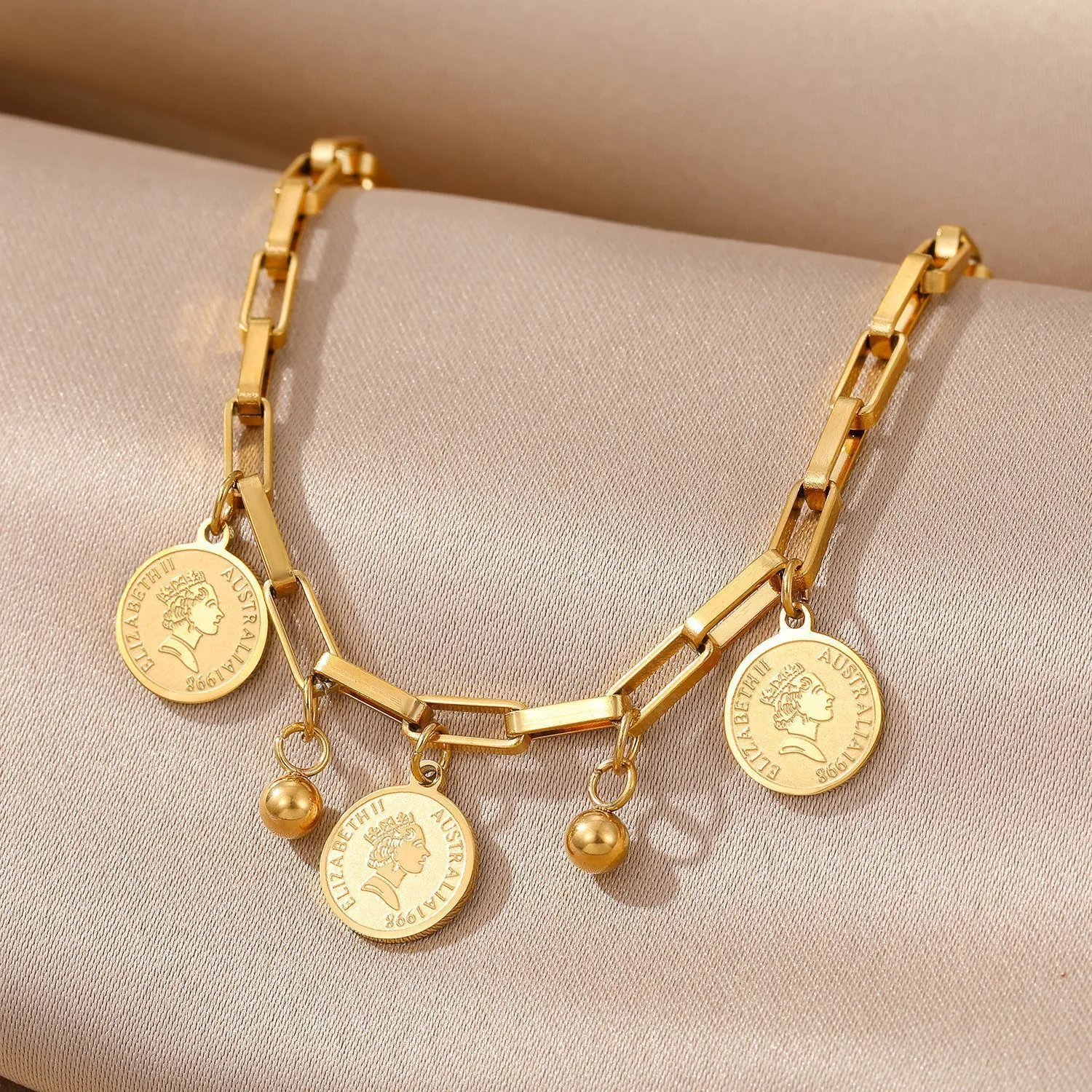 Fashion Queen Elizabeth II Portrait Coin Pendant Bracelet Gold Plated Titanium Steel Link Chain Bracelet For Women Niche Jewelry Gift