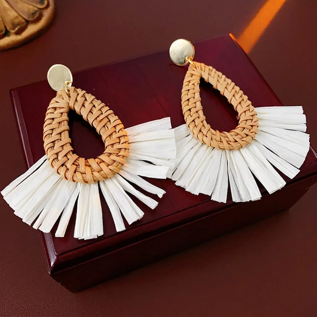Bohemian Woven Raffia Drop Earrings For Women Alloy Straw Teardrop Fan Tassel Vacation Ethnic Jewelry With Silver Earring Post