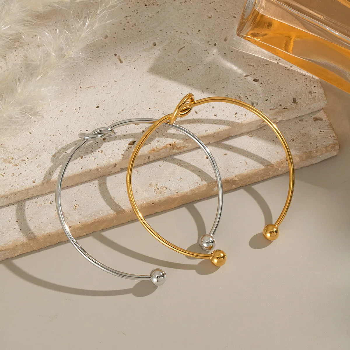 Bracciale Rigido Nodo Cuore Placcato Oro 18K Acciaio Inossidabile Impermeabile Ipoallergenico Minimalista Regolabile Donna