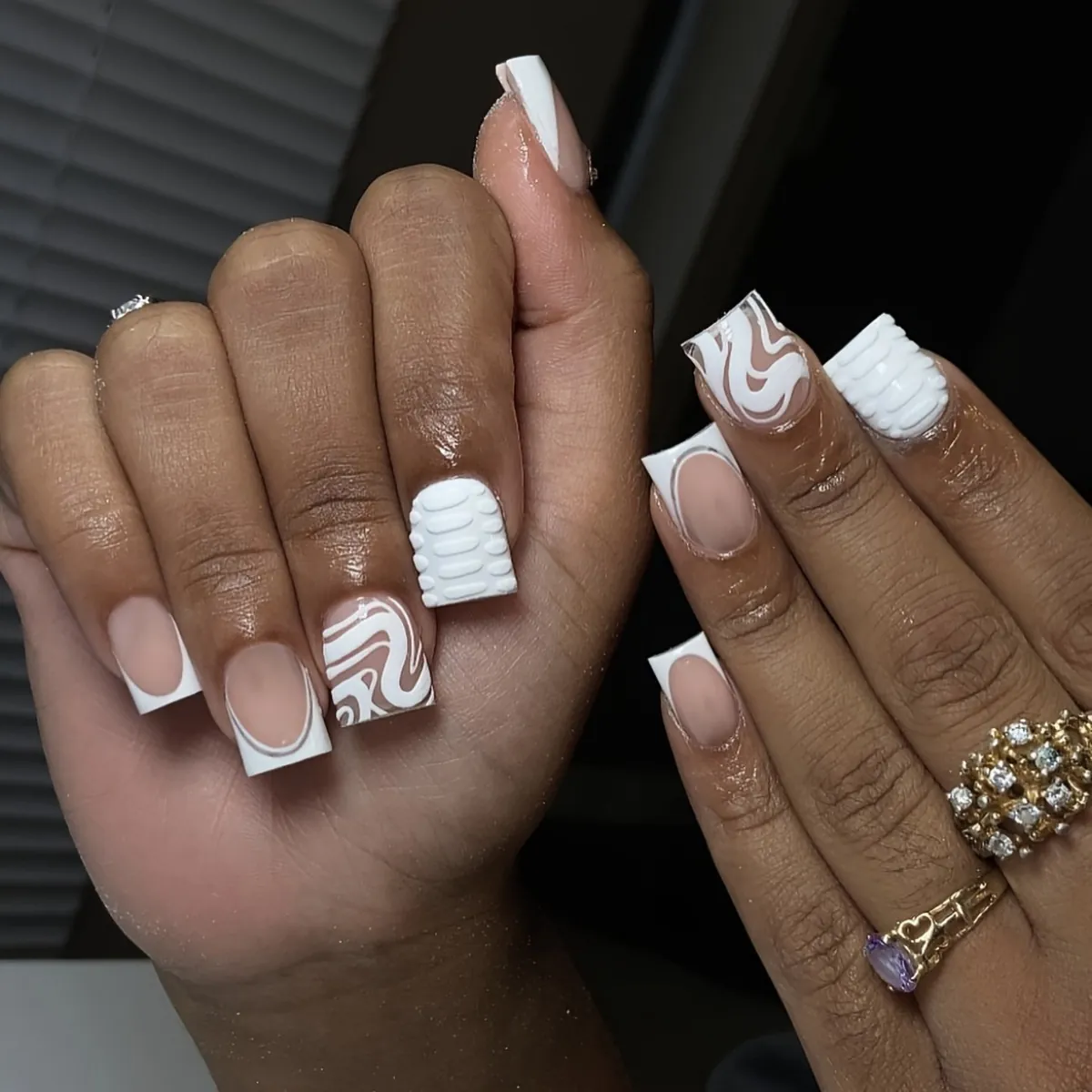 Faux Ongles French Manucure Blanc 3D Relief Texture Colline Court Carré Pour Femmes Élégant Simple Plastique