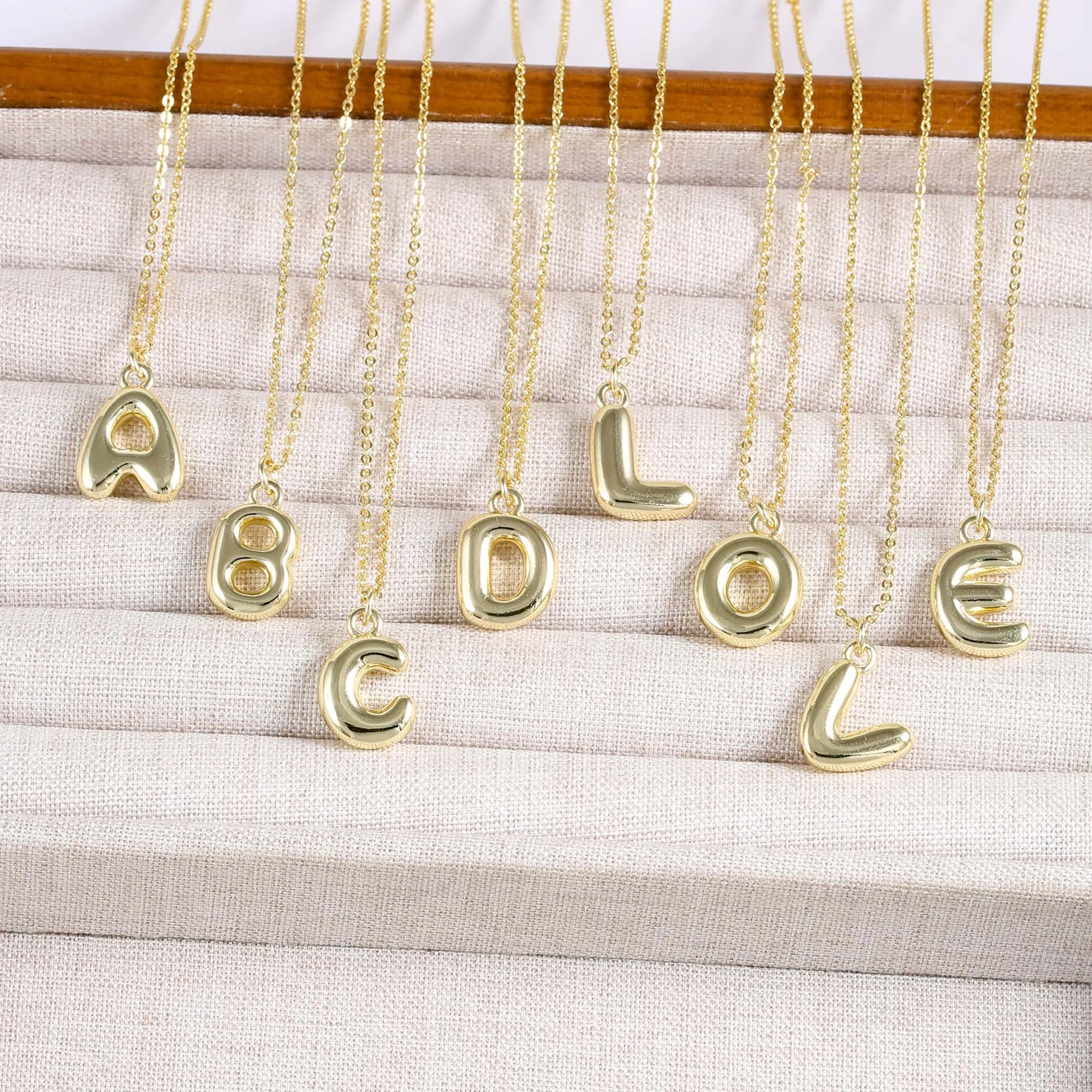 Initialen Halskette 18K Vergoldetes Kupfer Ballon Puff Stil Minimalistischer Schicker Damenschmuck