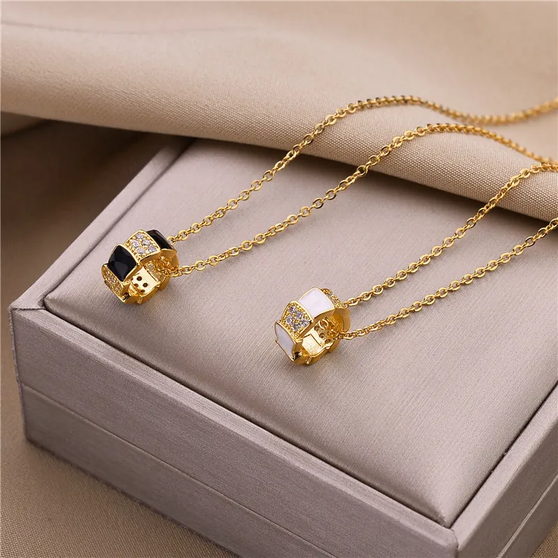 Titanium Steel Rose Gold Plated Mother Of Pearl Necklace For Women Rhinestone Inlaid Geometric Pendant Minimalist Jewelry