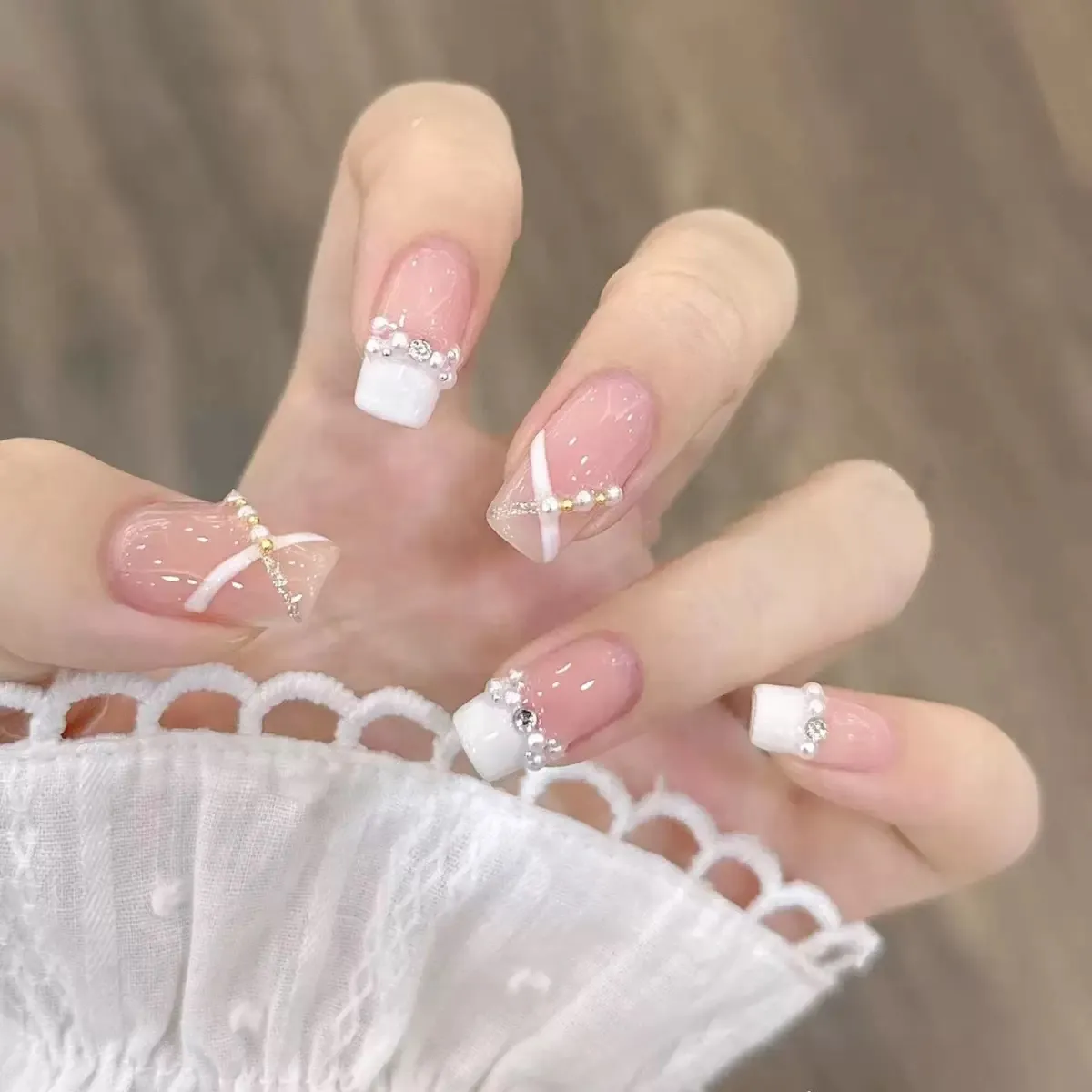 Französisch Weiße Perle Aufpressnägel Rosa Farbverlauf Schleife Strass Lange Sarg Falsche Nägel Für Damen Elegante Maniküre Dekoration