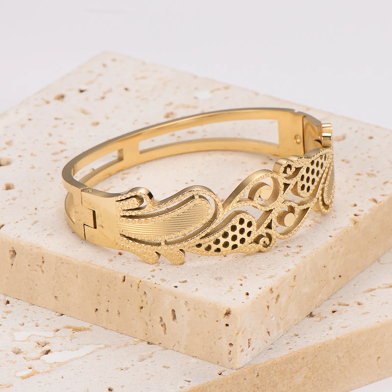 Elegante Bracciale Rigido Traforato Vintage Per Donna Acciaio Inossidabile 304 Motivo A Spiga Di Grano Intagliato Gioielli Placcati Oro
