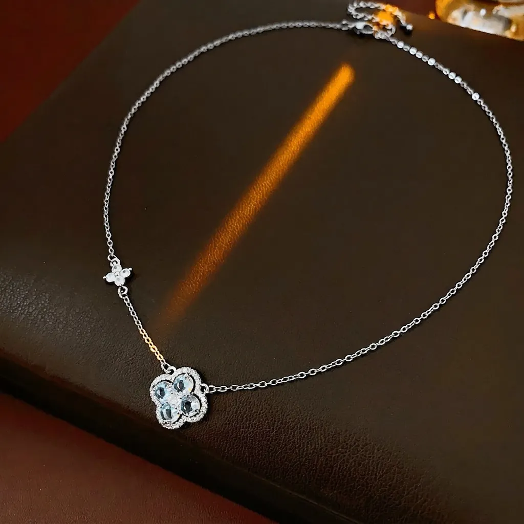 Collier Pendentif Trèfle À Fleurs En Zircon Cuivre Élégant Luxe Léger Chaîne De Clavicule Bijoux Pour Femmes