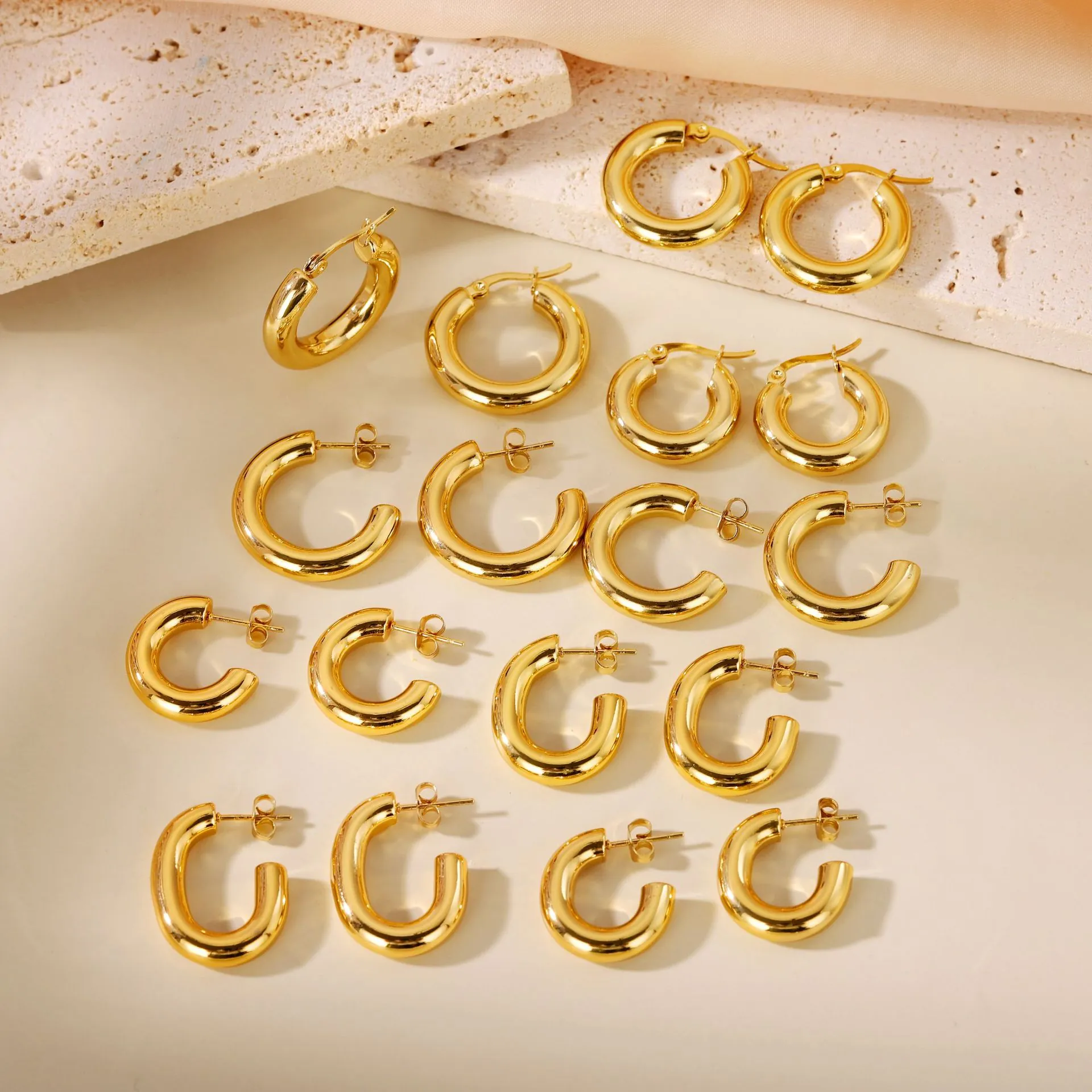 Boucles D'oreilles Créoles Épaisses Acier Titane Poli Minimaliste Style Français Géométrique En Forme De C Bijoux