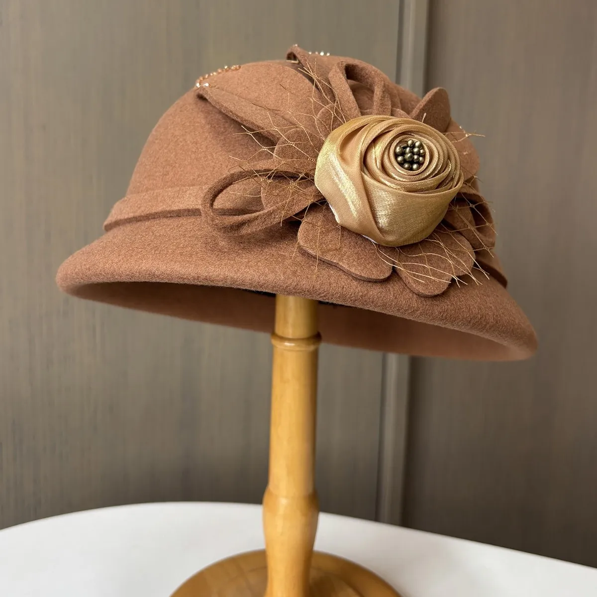 Eleganter Französischer Vintage Damen Wollmischung Glockenhut Mit Satinblume Netz Künstliche Perle Winter Filzhut Party Hochzeit Hut