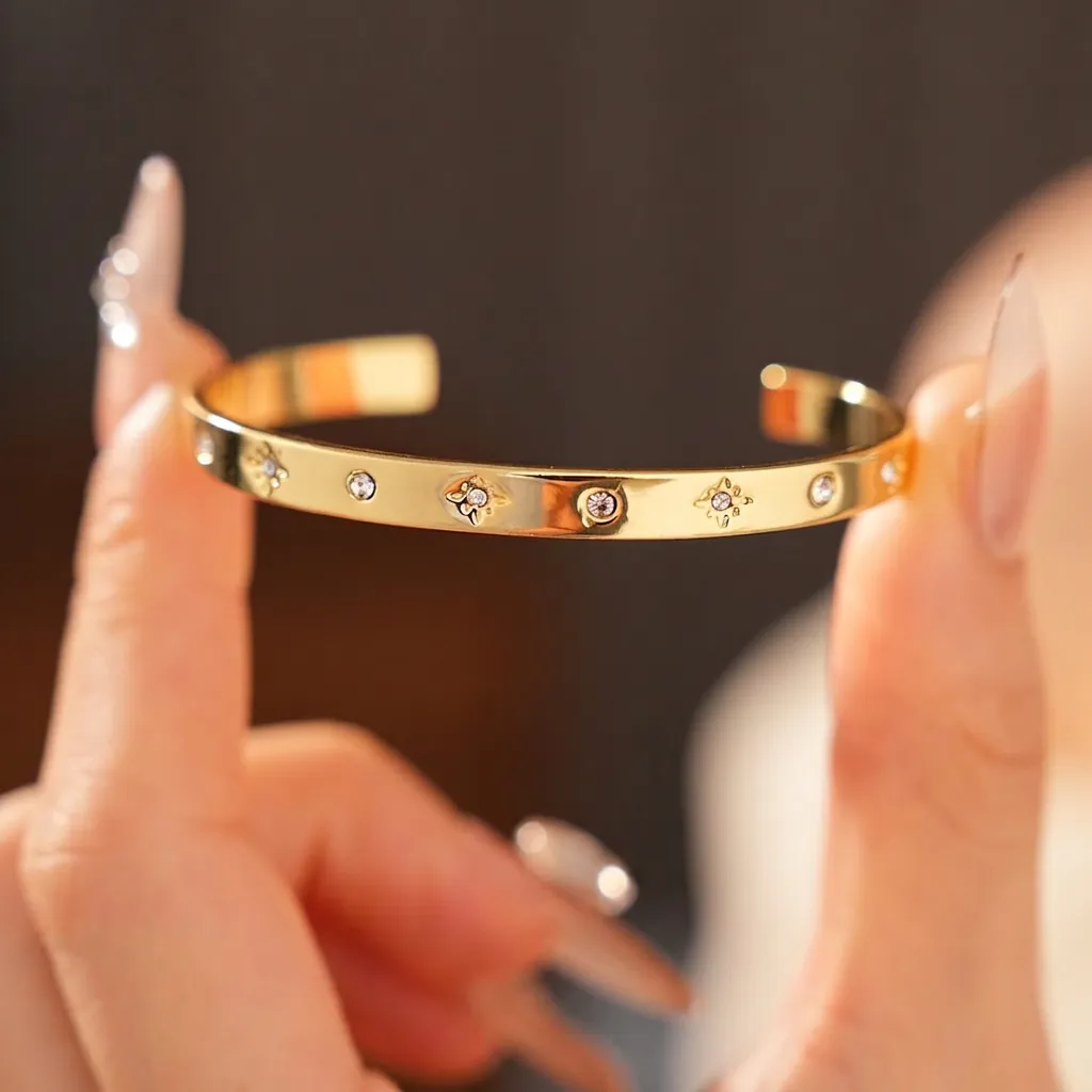 Bracelet Jonc Ouvert Pour Femme En Cuivre Et Zircon Plaqué Or Avec Gravure D'Étoiles Bijoux De Luxe Minimalistes