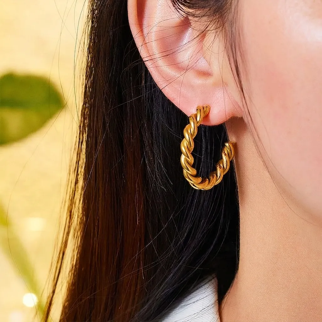Boucles d'Oreilles Créoles en Acier Titane Plaquées Or 18K Vintage pour Femmes Boucles d'Oreilles en Acier Inoxydable Torsadées en Forme de C
