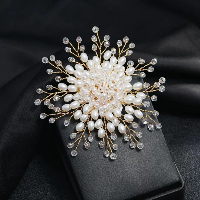 Handmade Artificial Pearl Snowflake Brooch For Women Luxury Floral Crystal Pins Elegant Corsage Accessories For Suits Coats Jackets