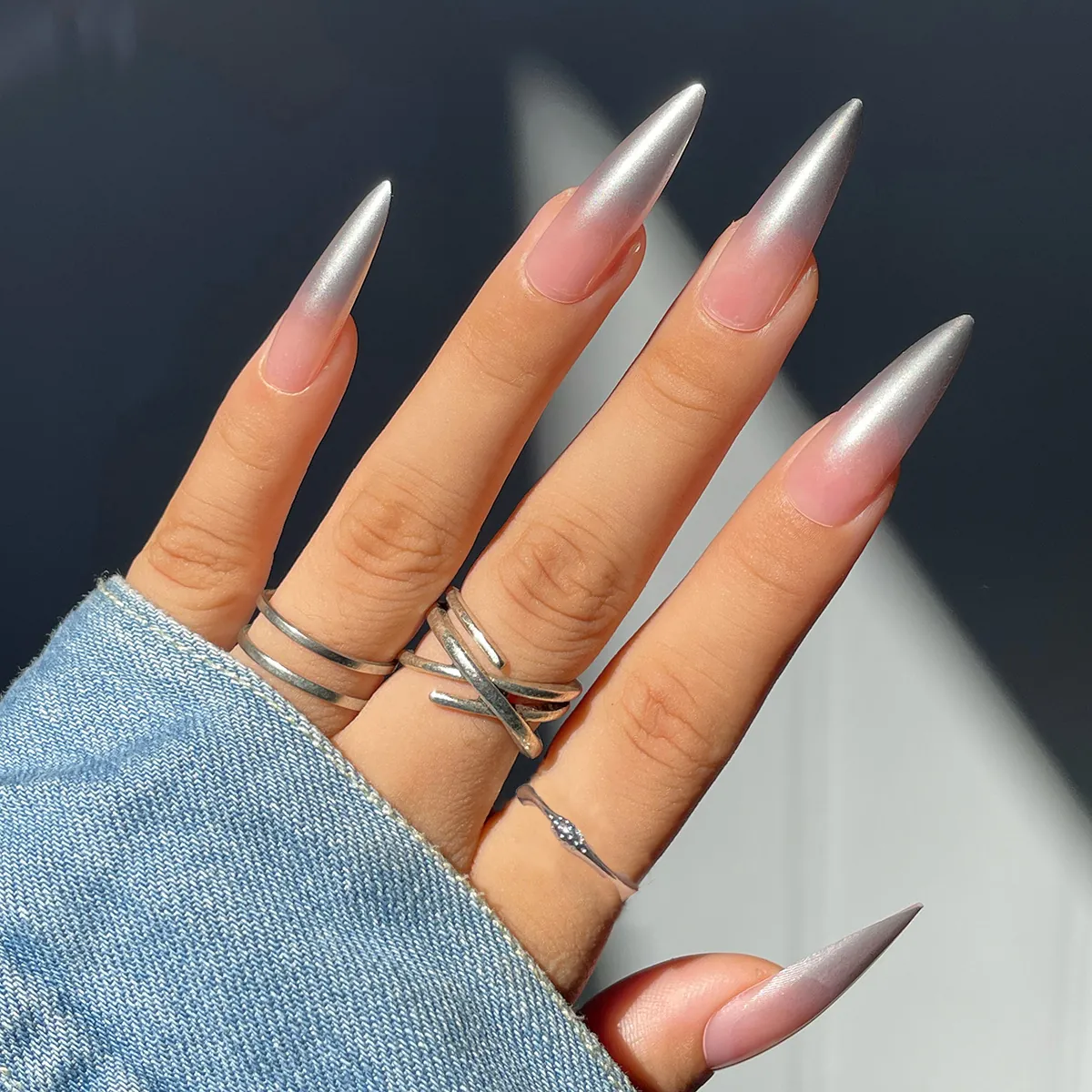 Unghie Finte a Sfumatura Argento Rosa Metallico Ombre Lungo Stiletto per Donna Unghie Artificiali Moda Minimalista