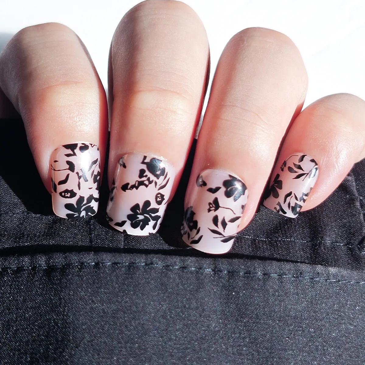 Faux Ongles Press On Courts Carrés Arrondis Base Rose Nude Motif Floral Noir Amovibles Réutilisables Pour Femmes