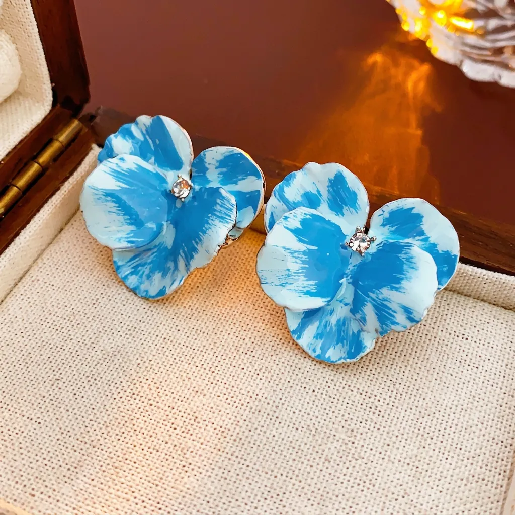 Orecchini A Lobo Fiore Di Pansé Con Smalto Strass E Perno In Argento Gradiente Blu Gioielli Floreali Eleganti Per Donne