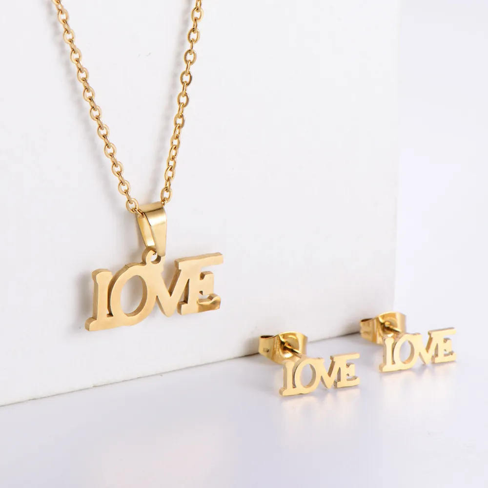 Collier Pendentif Lettre LOVE Et Boucles Oreilles Puces Plaqué Or 18K Acier Inoxydable 316 Bijoux Mode Femmes