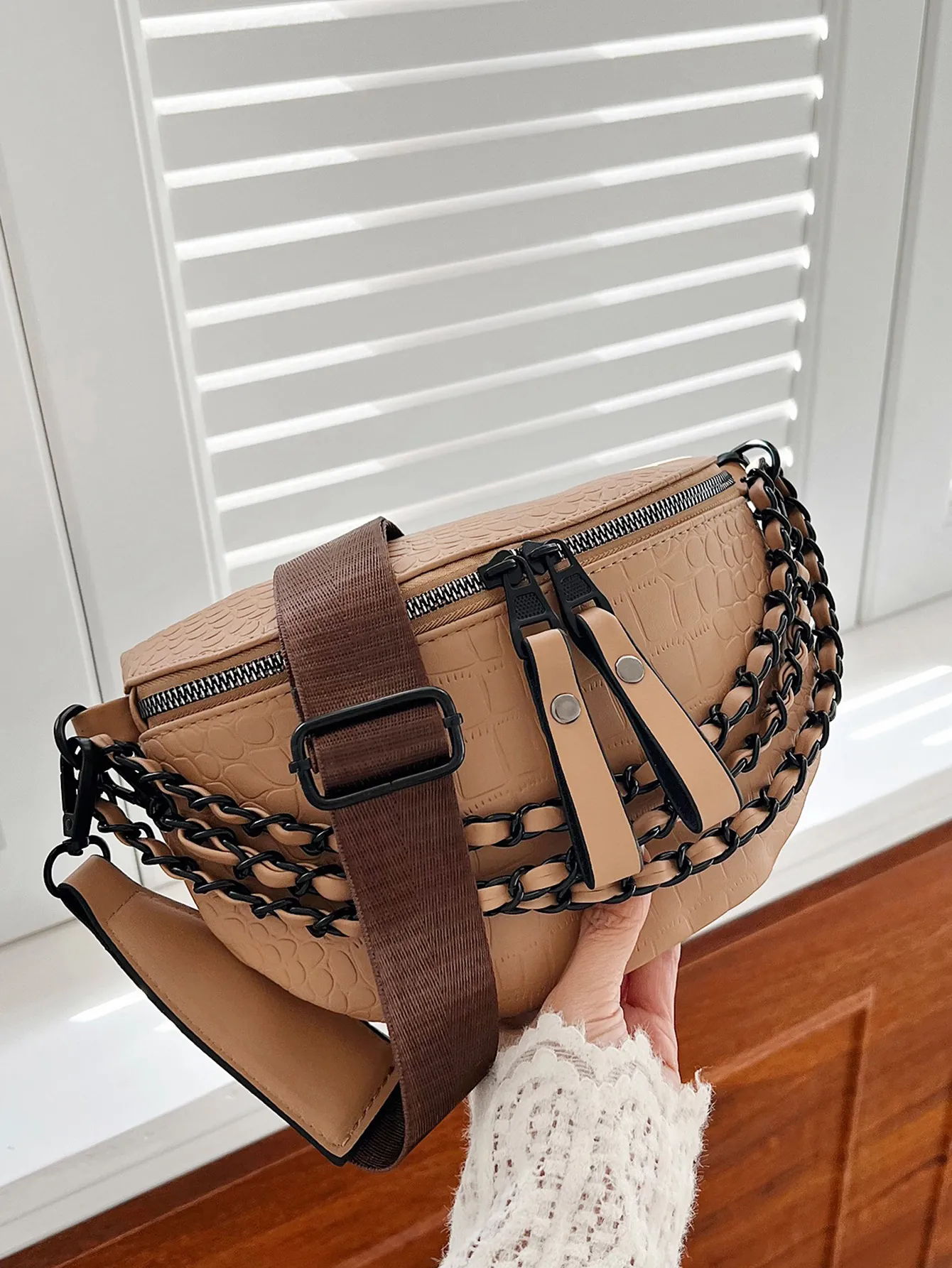 Women Crocodile Pattern PU Leather Waist Bag With Black Metal Chain Wide Adjustable Strap Fashionable Chest Crossbody Bag