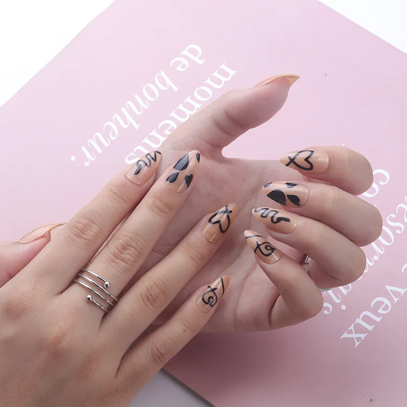 Mandel Aufpressnägel Nude Rosa Schwarz Herz Linienmuster Lang Spitz Glänzend Minimalistisch Künstliche Fingernägel Für Frauen