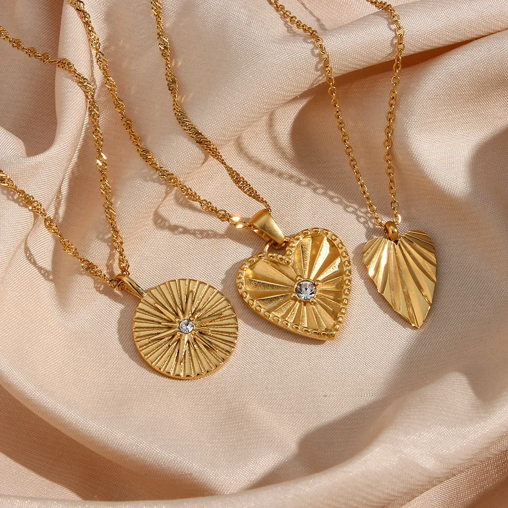 Collana In Acciaio Inossidabile Alla Moda Con Ciondolo A Cuore Tondo Placcato Oro 18K Intarsio Di Zircone Texture Raggi Di Sole Gioielli