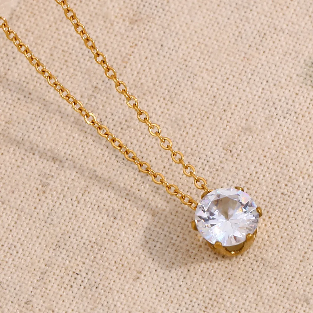 Collier Pendentif Couronne en Acier Inoxydable Mode pour Femme Élégant Zirconia Blanc Incrusté Plaqué Or Bijoux Quotidiens