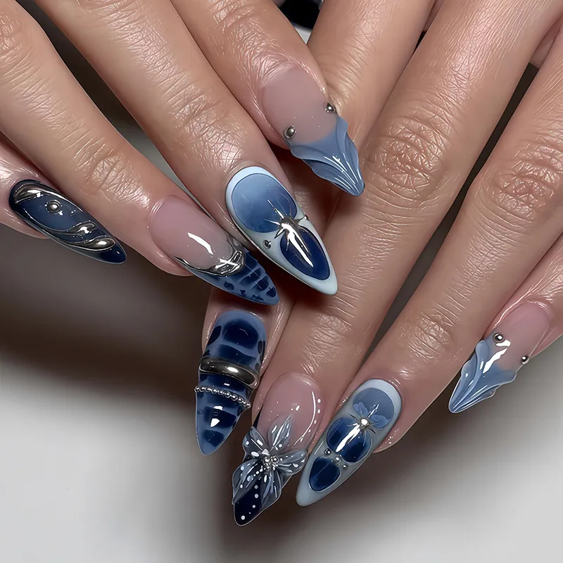 Blue Gradient Press On Nails Mit 3D Relief Silber Metallic Schmetterling Blume Dekor Mandelform Handmade Künstliche Nägel