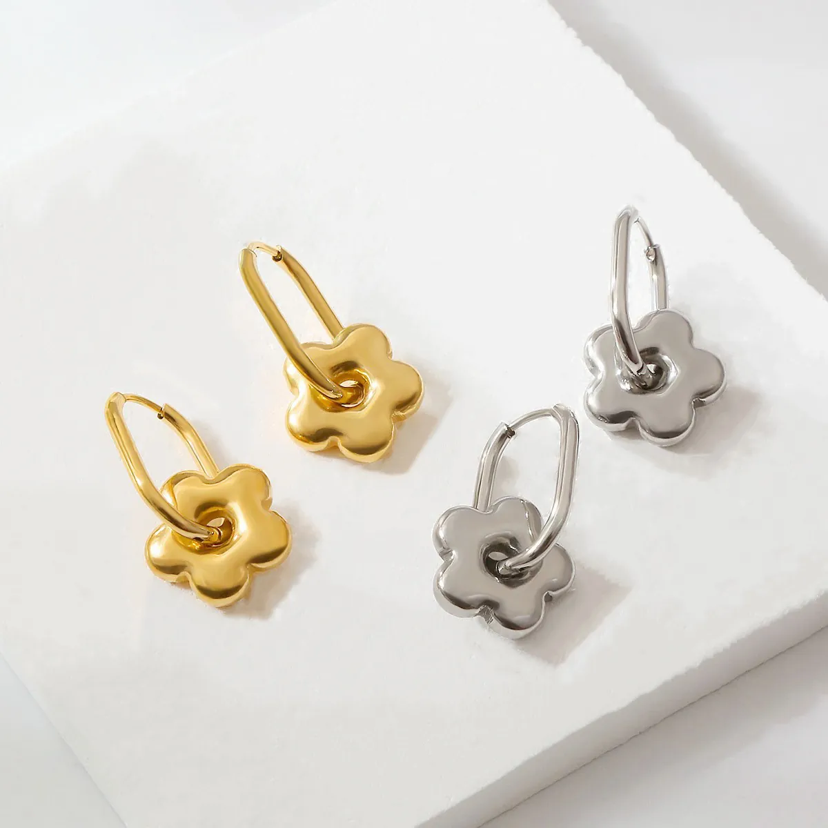 Boucles D'Oreilles Pendantes Fleurs Plaqué Or 18 Carats Acier Inoxydable Pétale 3D Créoles Ovales Bijoux Élégants
