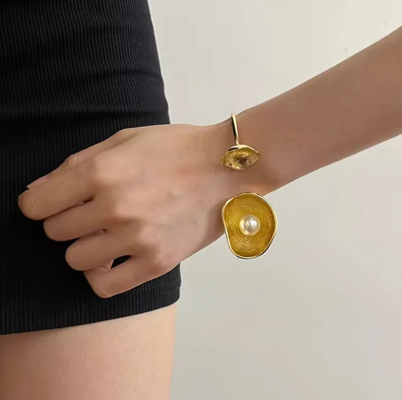 Vintage Manschettenarmband Mit Irregulärer Textur Für Damen Legierung Minimalistisches Künstliche Perlen Inlay Verstelbar