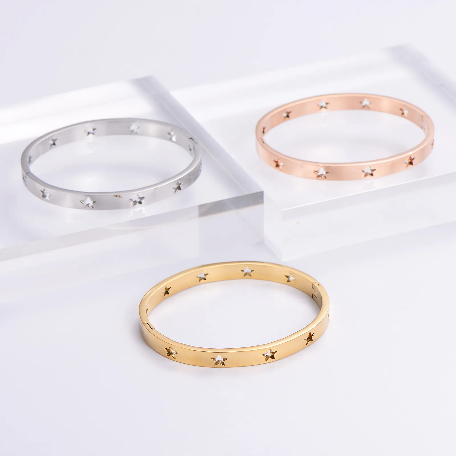 Hollow Star Cut-out Bangle 304 Stainless Steel Hinged Buckle Minimalist Elegant Jewelry For Women