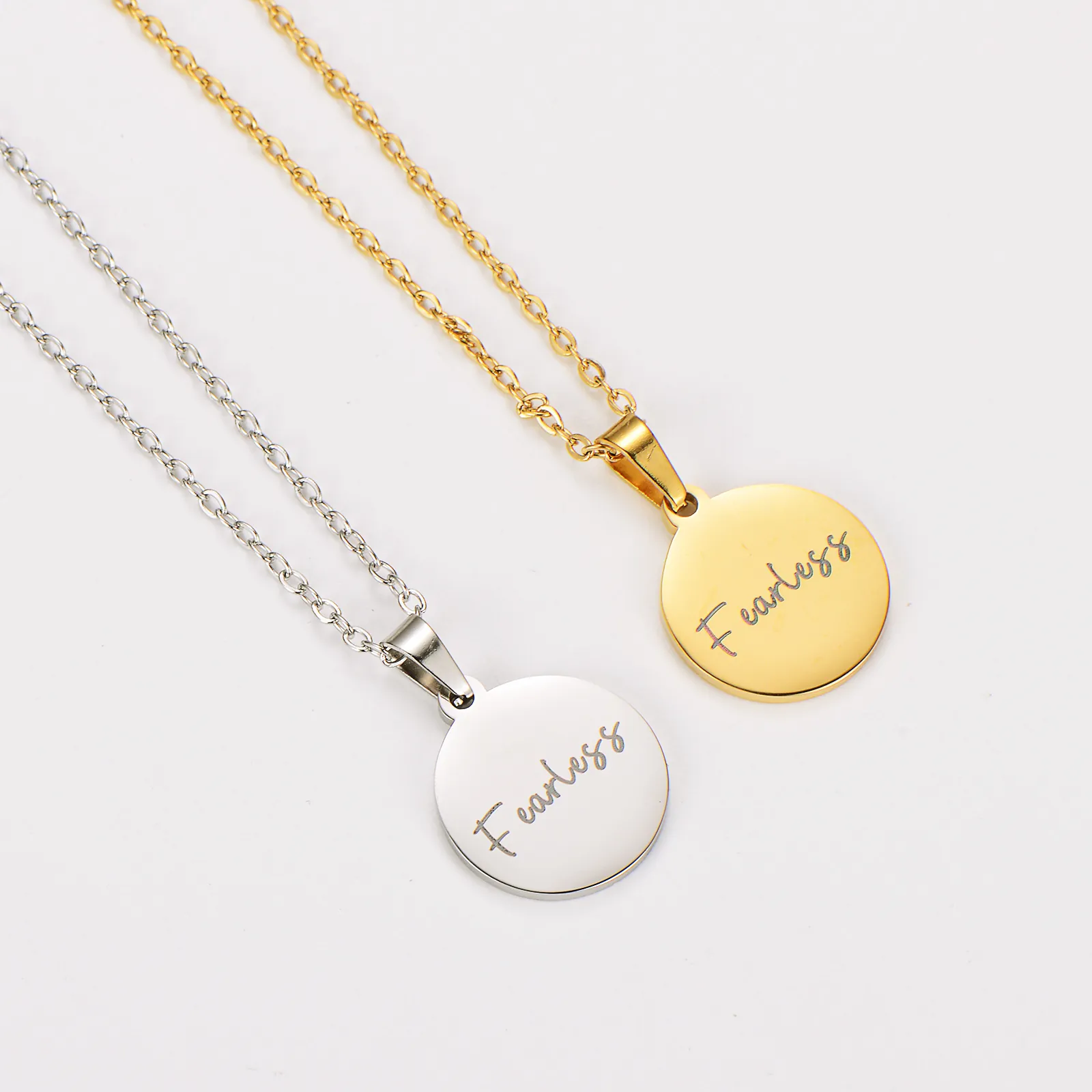 Collana Con Pendente Rotondo Inciso Fearless Minimalista Acciaio Inossidabile 304 Placcato Oro 18K Gioielli Ispiratori