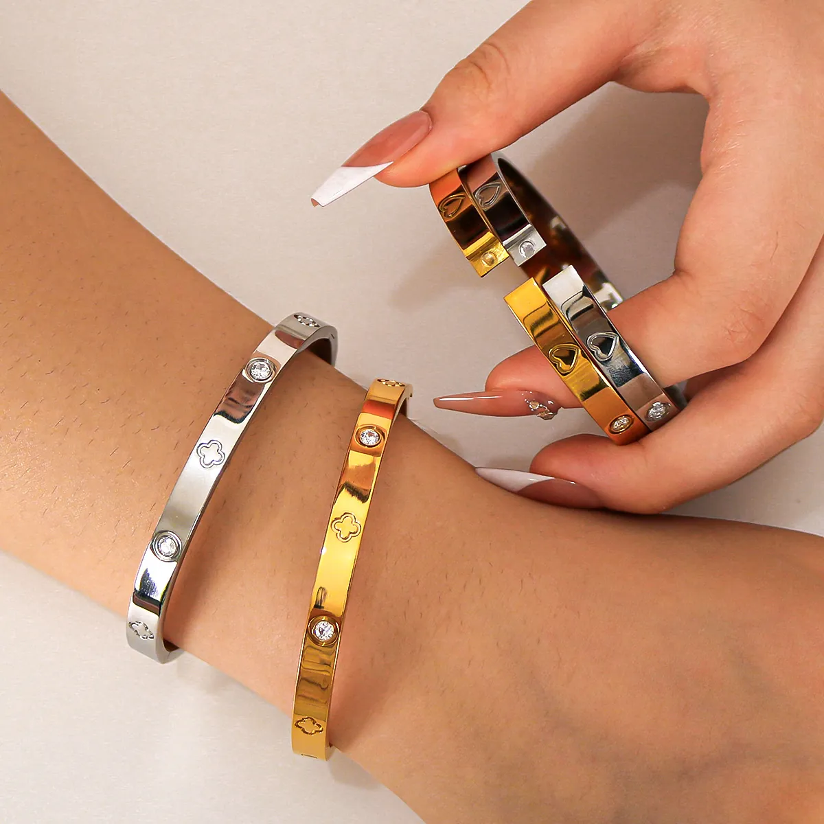 Bracciale Rigido In Acciaio Inossidabile Placcato Oro 18K Cuore Cavo Trifoglio Zircone Incastonato Gioielli Di Moda Per Donna