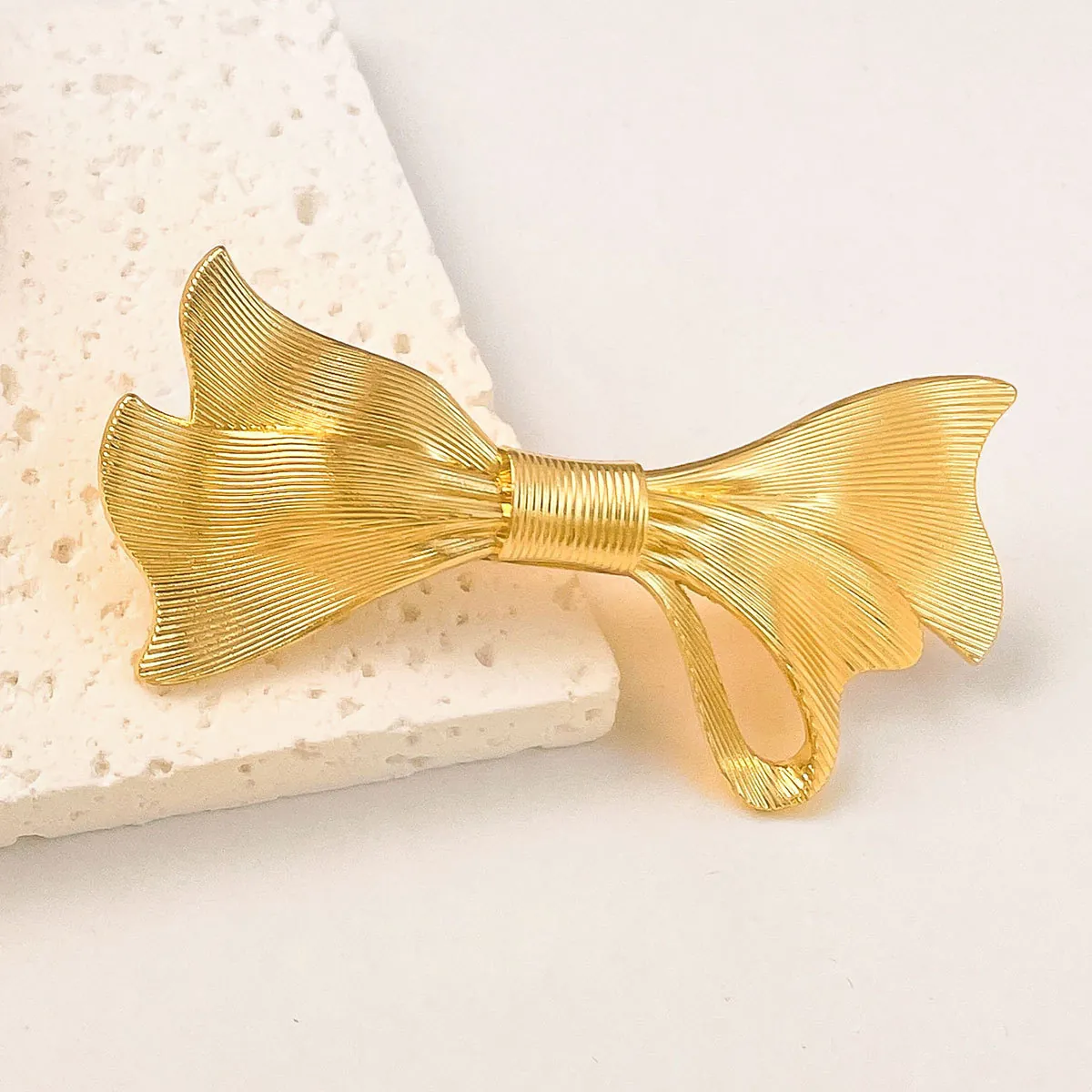 Elegant Alloy Gold Hair Clips Bow Floral Design Textured Metal Barrette Headpiece Styling Accessories Fashion Women