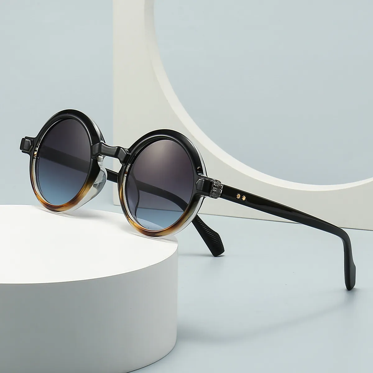 Vintage Round Sunglasses PC Frame UV400 Protection Trendy Eyewear With Metal Rivets For Street Fashion Unisex Retro