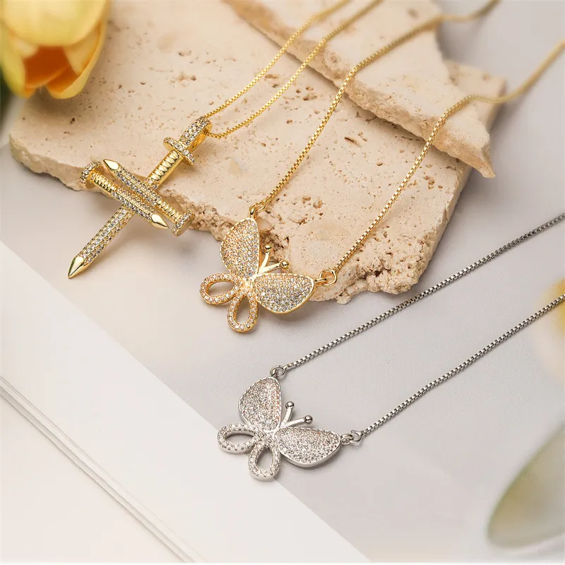 Collana Pendente Farfalla Croce Rame Zircone Micro Pavé Gioielli Lusso Elegante Accessorio Unisex