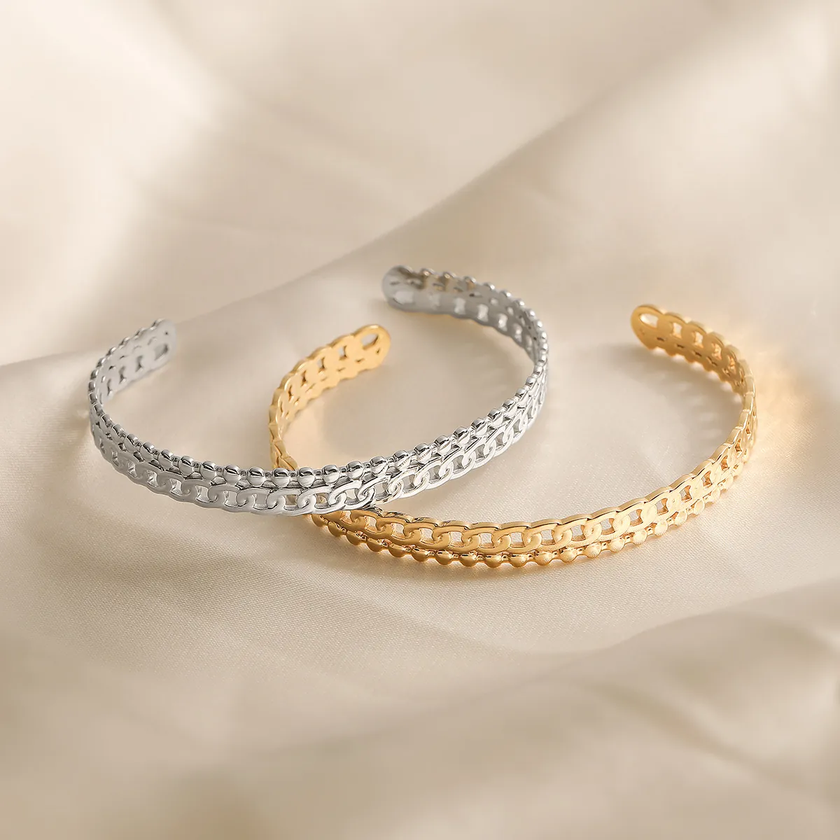 Bracciale Rigido Aperto In Acciaio Inossidabile Placcato Oro 18K Trama A Catena Cava Minimalista Vintage Per Donna