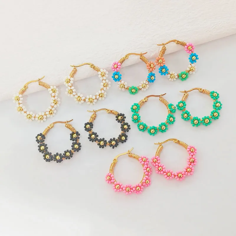 Boucles d'Oreilles Créoles Marguerite en Perles Artisanales Acier Inoxydable Fleurs Colorées pour Femme Plage Bijoux Bohème