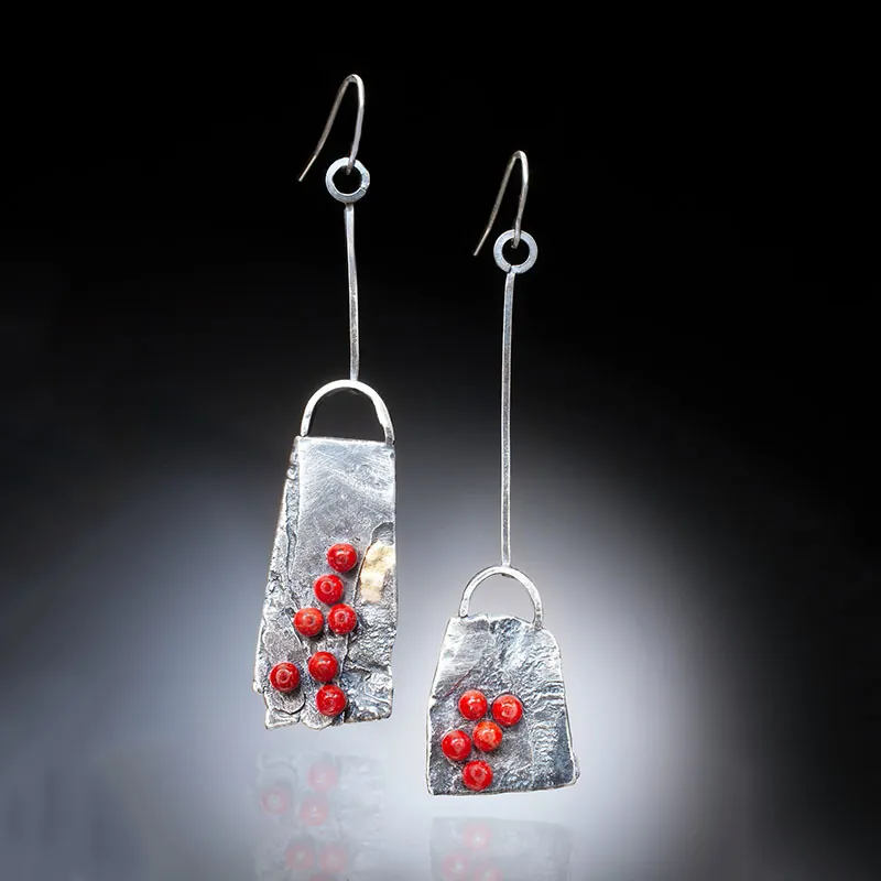 Boucles D'oreilles Pendantes Géométriques En Métal Martelées Avec Perles Rouges Longues Et Asymétriques Style Chic