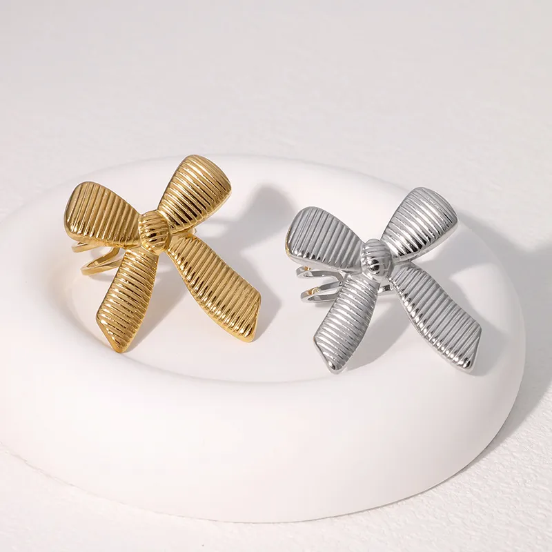 Anello Fiocco Acciaio Inossidabile Placcato Oro 18K Trama A Righe Elegante Regolabile Gioielli Per Donna