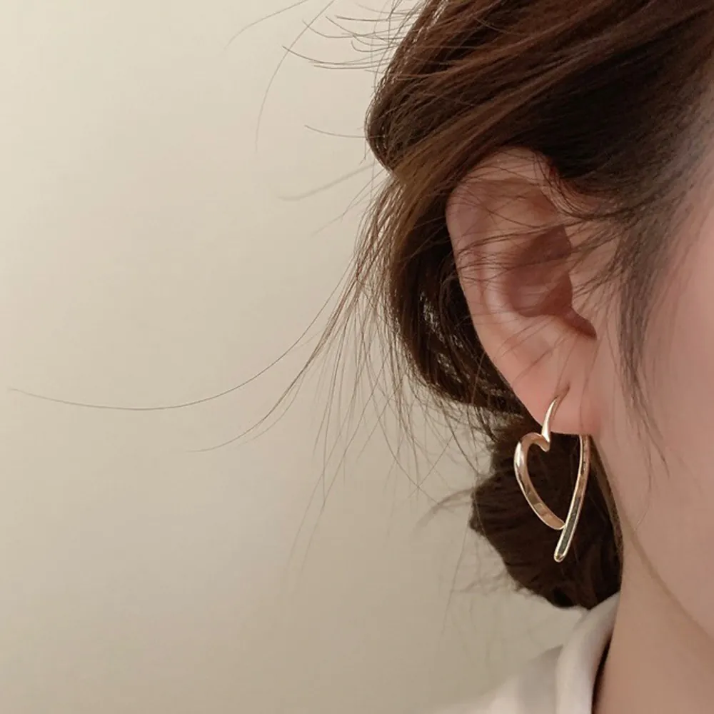 Französischer Stil Unregelmäßige Herz Reifen Ohrringe Für Damen Minimalistische Galvanisierte Metall Herzform Ohrringe Mode Schmuck