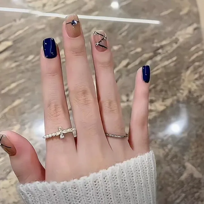 Faux Ongles Brillants Strass Bleu Foncé Nude Lignes Géométriques Décor Coeur Forme Carrée Courte Manucure Artificielle