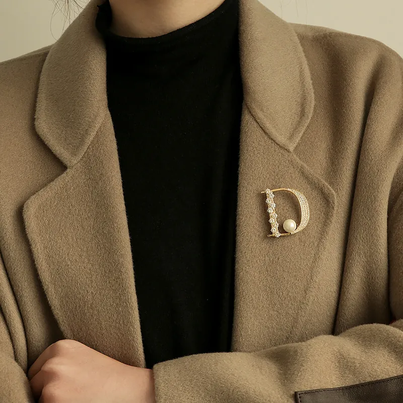 Eleganter Buchstabe D Brosche Legierung Strass Künstliche Perle Eingelegt Koreanischer Stil Schal Schnalle Damen Accessoires