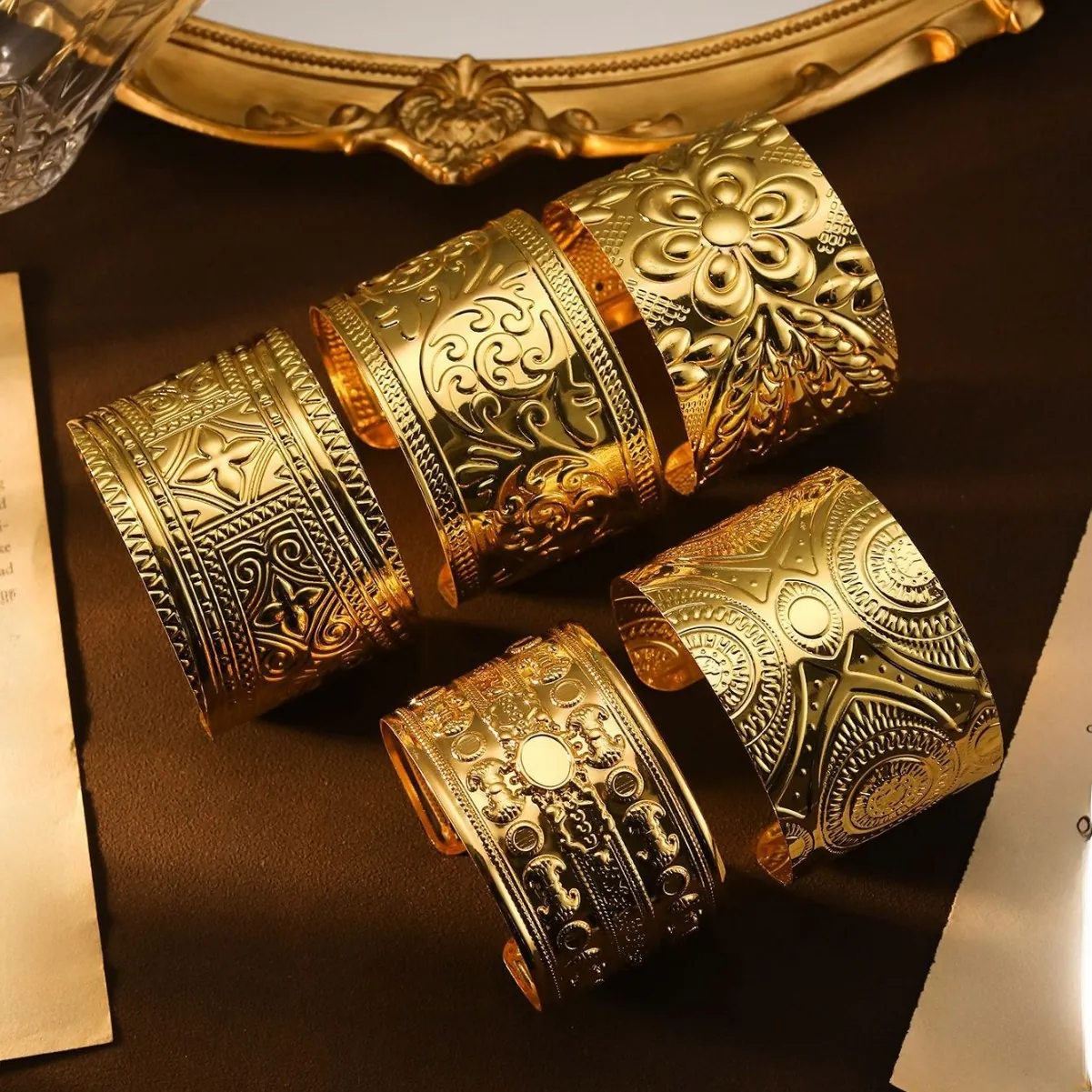 Vintage Bohemian Tibetischen Stil Breites Manschettenarmband Geprägtes Blumenmuster Metall Offener Armreif Verstellbarer Schmuck Damen