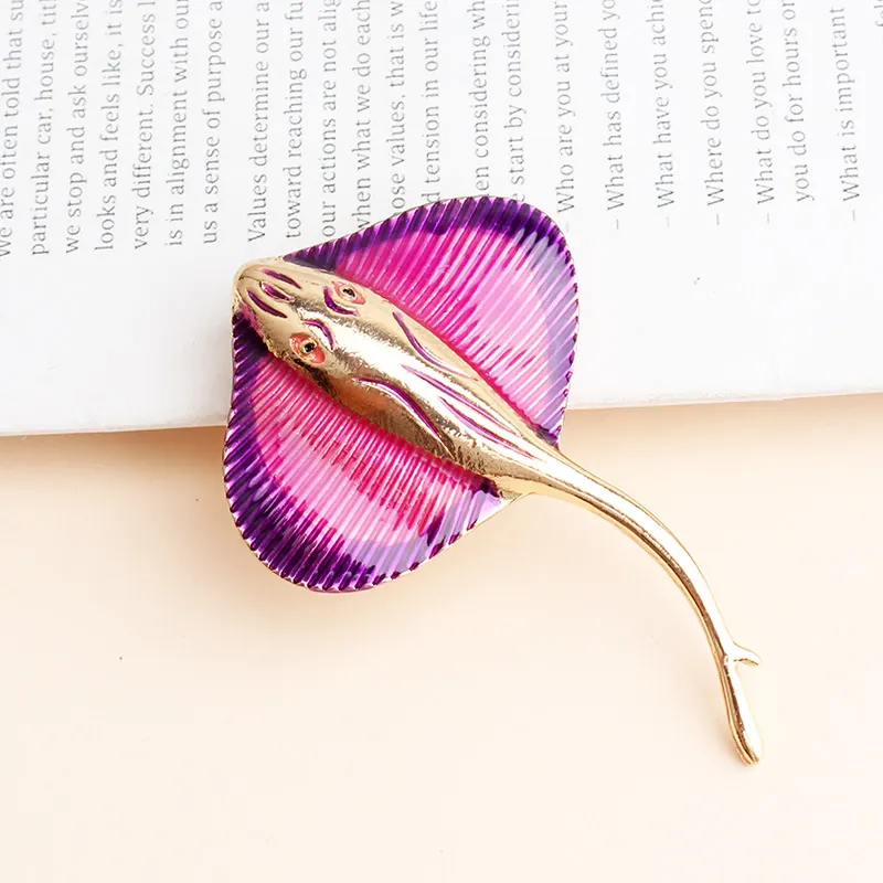 Creative Manta Ray Enamel Brooch Pin Marine Animal Zinc Alloy Personalized Corsage For Women Men Fashion Jewelry Accessories