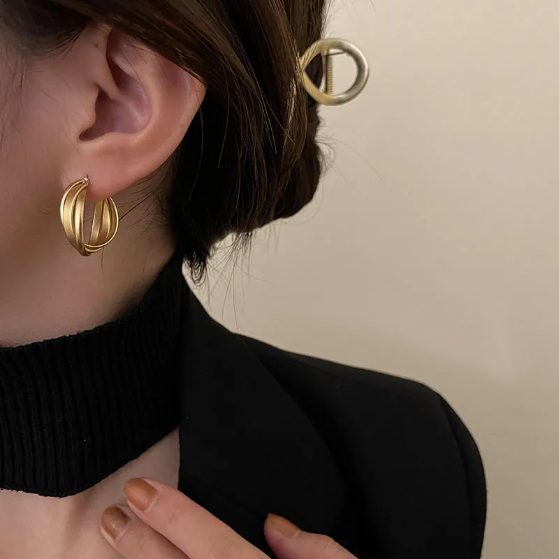Geometrische Gewundene Creolen Mit Silbernen Ohrsteckern Matte Goldfarbe Mehrlagiger Schicker Schmuck Für Damen