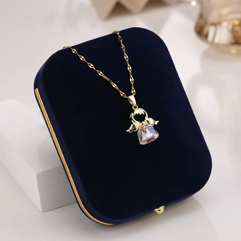 Collier Pendentif Ange Fille en Acier au Titane Minimaliste pour Femme Chaîne de Clavicule en Cuivre Plaqué Or Strass