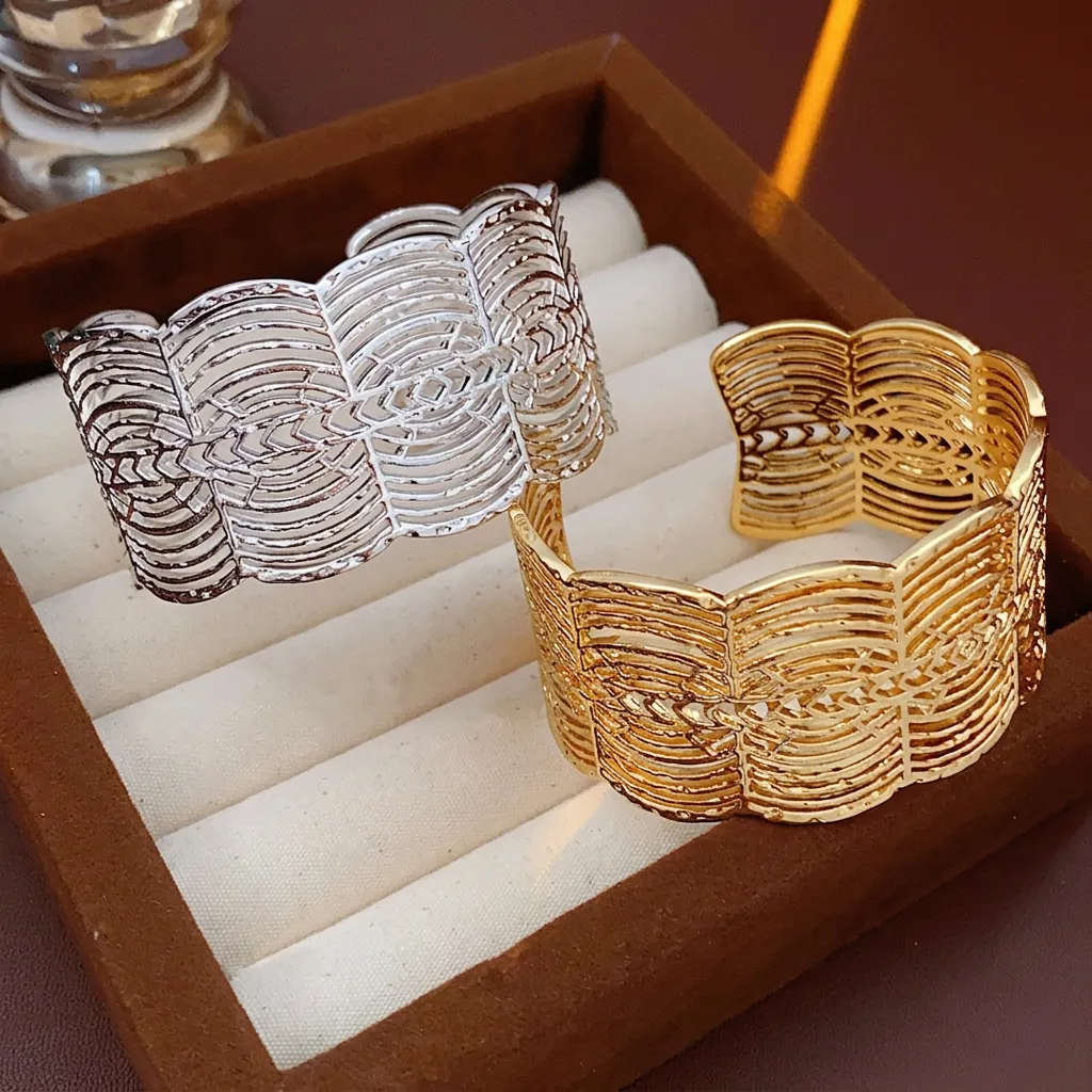 Breites Offenes Armband Legierung Hohl Wellentextur Retro Mode Statement Schmuck Für Frauen
