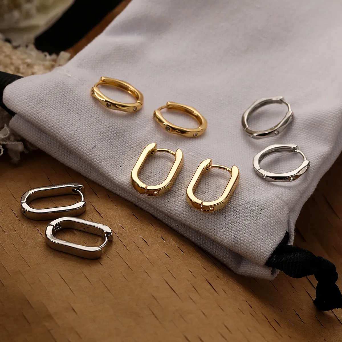 Geometrische Creolen Kupfer Vergoldet Zirkonia Unregelmäßige Wellenstruktur Poliertes Finish Schmuck Für Damen