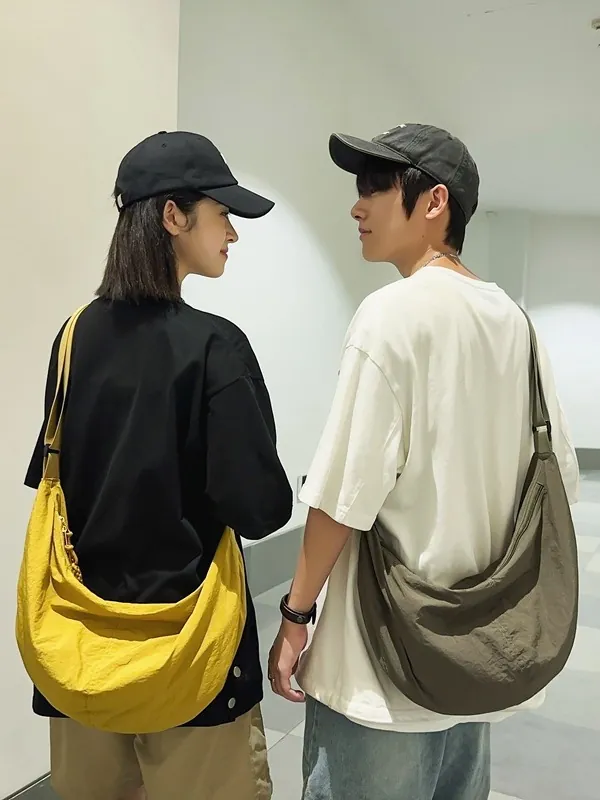 Sac Bandoulière En Nylon Grande Capacité Style Rue Sac À Épaule Décontracté Avec Sangle Réglable Pour Hommes