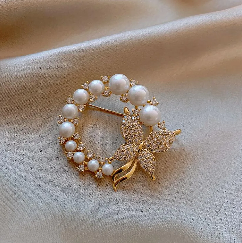 Eleganter Legierung Kranz Brosche Für Damen Mit Künstliche Perlenimitat Und Schmetterling Mit Glänzenden Strasssteinen Mode Accessoire Pin Geschenk