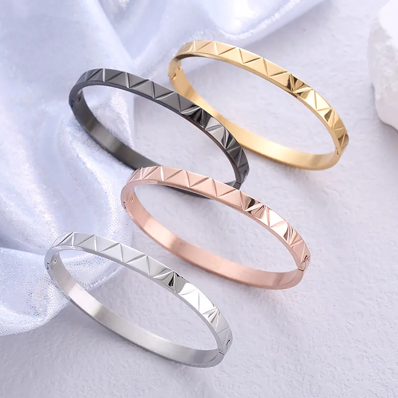 Bracciale Rigido in Acciaio Inossidabile Minimalista per Donna Modello Triangolare Geometrico Inciso Bracciale a V Gioielli di Moda