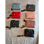 Foto de reseña de 5 estrellas por L*****s, imagen 7 de 7 para Cartera Pequeña Cuero PU Mujeres con Bordado de Corazón y Borla