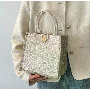 Foto de reseña de 5 estrellas por L*****a, imagen 1 de 1 para Bolso de Lona de Cara Sonriente Mini Bolso de Mano Portátil